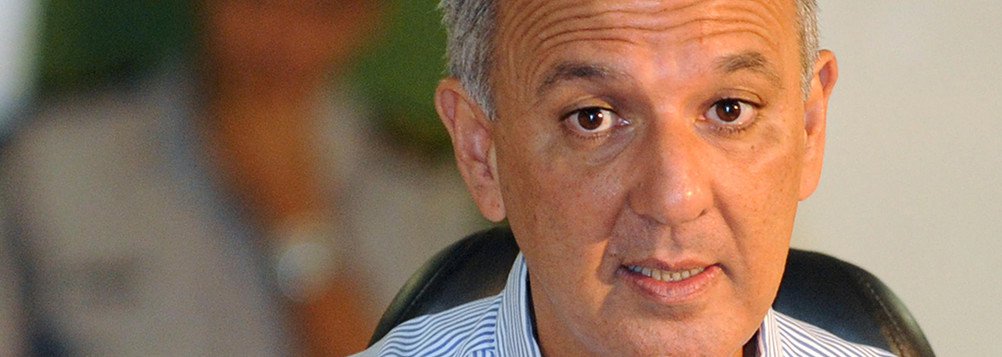 O STJ suspendeu o julgamento contra o ex-governador José Roberto Arruda que estava previsto para ocorrer no TJ-DF na chamada Farra dos Panetones; a defesa tinha pedido ao STJ que o julgamento ocorresse somente após a divulgação do resultado da perícia feita nos gravadores usados por Durval Barbosa, o delator do esquema batizado de "Mensalão do DEM"; Arruda foi flagrado recebendo sacola com R$ 50 mil de Durval Barbosa, ex-secretário de Relações Institucionais do DF; o ex-governador argumentou que o dinheiro seria usado para comprar panetones, que seriam distribuídos no natal para pessoas carentes
(Foto: Leonardo Lucena) O STJ suspendeu o julgamento contra o ex-governador José Roberto Arruda que estava previsto para ocorrer no TJ-DF na chamada Farra dos Panetones; a defesa tinha pedido ao STJ que o julgamento ocorresse somente após a divulgação do resultado da perícia feita nos gravadores usados por Durval Barbosa, o delator do esquema batizado de "Mensalão do DEM"; Arruda foi flagrado recebendo sacola com R$ 50 mil de Durval Barbosa, ex-secretário de Relações Institucionais do DF; o ex-governador argumentou que o dinheiro seria usado para comprar panetones, que seriam distribuídos no natal para pessoas carentes
