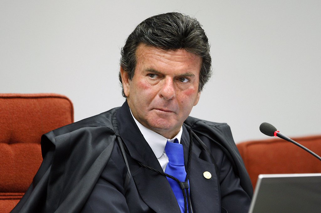 O ministro do STF Luiz Fux se declarou suspeito para julgar a ação protocolada pela PGR para derrubar a obrigatoriedade do voto impresso em parte das urnas eletrônicas nas eleições de outubro; Fux alegou motivo de “foro íntimo”, conforme determina o Código de Processo Civil, e declarou que tem interesse na causa como novo presidente do TSE; o ministro toma posse no cargo; com a decisão, a ação deverá ser redistribuída para outro integrante da máxima corte
(Foto: Leonardo Lucena) O ministro do STF Luiz Fux se declarou suspeito para julgar a ação protocolada pela PGR para derrubar a obrigatoriedade do voto impresso em parte das urnas eletrônicas nas eleições de outubro; Fux alegou motivo de “foro íntimo”, conforme determina o Código de Processo Civil, e declarou que tem interesse na causa como novo presidente do TSE; o ministro toma posse no cargo; com a decisão, a ação deverá ser redistribuída para outro integrante da máxima corte