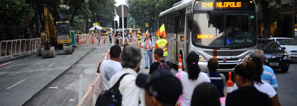 A juíza Roseli Nalin, titular da 15ª Vara de Fazenda Pública do TJ-RJ, concedeu uma liminar determinando à prefeitura do Rio o cumprimento do contrato de concessão realizado com os quatro consórcios que operam esse sistema de transporte; com isso, a magistrada apontou que o reajuste da tarifa dos ônibus municipais para R$ 3,60 deve começar a ser cobrado no prazo de 10 dias, a partir da intimação; atualmente a passagem custa R$ 3,40 (Foto: Leonardo Lucena) A juíza Roseli Nalin, titular da 15ª Vara de Fazenda Pública do TJ-RJ, concedeu uma liminar determinando à prefeitura do Rio o cumprimento do contrato de concessão realizado com os quatro consórcios que operam esse sistema de transporte; com isso, a magistrada apontou que o reajuste da tarifa dos ônibus municipais para R$ 3,60 deve começar a ser cobrado no prazo de 10 dias, a partir da intimação; atualmente a passagem custa R$ 3,40