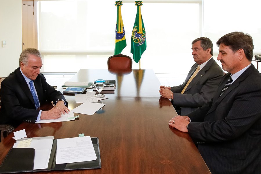 Retratado como "Vampiro neoliberal" no carnaval do Rio Janeiro e em meio à trapalhada declaração do chefe da PF, Fernando Segóvia, Michel Temer deve anunciar após o carnaval a criação de uma nova pasta no governo, o Ministério Extraordinário da Segurança Pública; nova pasta deverá ser criada por medida provisória (MP) e uma de suas atribuições será desenvolver ações de combate à criminalidade; pela proposta, PF, PRF, Departamento Penitenciário Nacional e Secretaria Nacional de Segurança Pública ficarão subordinados ao novo ministério (Foto: Aquiles Lins) Retratado como "Vampiro neoliberal" no carnaval do Rio Janeiro e em meio à trapalhada declaração do chefe da PF, Fernando Segóvia, Michel Temer deve anunciar após o carnaval a criação de uma nova pasta no governo, o Ministério Extraordinário da Segurança Pública; nova pasta deverá ser criada por medida provisória (MP) e uma de suas atribuições será desenvolver ações de combate à criminalidade; pela proposta, PF, PRF, Departamento Penitenciário Nacional e Secretaria Nacional de Segurança Pública ficarão subordinados ao novo ministério