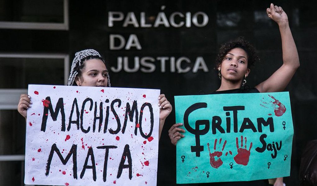 Feminicídio é um caso de saúde pública, como toda violência contra mulher; o caráter de epidemia pode ser dado por gerar uma série de sequelas, como a própria violência psicológica, avalia a delegada Tatiana Bastos, da Delegacia Especializada de Atendimento à Mulher em Porto Alegre; “Mesmo constituindo a representação mais drástica de violência contra as mulheres, é fácil encontrar quem classifique como uma briga de marido e mulher”; Tatiana defende a captação de dados de feminicídio; “Quando a gente qualifica dados, quando a gente coloca o holofote num crime de feminicídio e não em um crime passional, dá nome aos fatos, e reconhece uma série de violações de direitos de uma ordem que nunca começa pelo feminicídio”
(Foto: Leonardo Lucena) Feminicídio é um caso de saúde pública, como toda violência contra mulher; o caráter de epidemia pode ser dado por gerar uma série de sequelas, como a própria violência psicológica, avalia a delegada Tatiana Bastos, da Delegacia Especializada de Atendimento à Mulher em Porto Alegre; “Mesmo constituindo a representação mais drástica de violência contra as mulheres, é fácil encontrar quem classifique como uma briga de marido e mulher”; Tatiana defende a captação de dados de feminicídio; “Quando a gente qualifica dados, quando a gente coloca o holofote num crime de feminicídio e não em um crime passional, dá nome aos fatos, e reconhece uma série de violações de direitos de uma ordem que nunca começa pelo feminicídio”