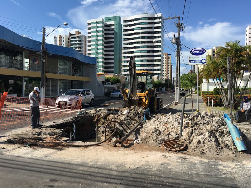 O prefeito de Aracaju, Edvaldo Nogueira (PCdoB), reagiu, com indignação, à intervenção feita pela Companhia de Saneamento de Sergipe (Deso), na avenida Antonio Fagundes Santana, no bairro 13 de Julho; uma obra de saneamento provocou a destruição do novo pavimento da via poucos dias após a Empresa Municipal de Obras e Urbanização (Emurb) finalizar recapeamento da avenida; no entanto, a companhia estadual não recuperou o pavimento (Foto: Charles Nisz) O prefeito de Aracaju, Edvaldo Nogueira (PCdoB), reagiu, com indignação, à intervenção feita pela Companhia de Saneamento de Sergipe (Deso), na avenida Antonio Fagundes Santana, no bairro 13 de Julho; uma obra de saneamento provocou a destruição do novo pavimento da via poucos dias após a Empresa Municipal de Obras e Urbanização (Emurb) finalizar recapeamento da avenida; no entanto, a companhia estadual não recuperou o pavimento