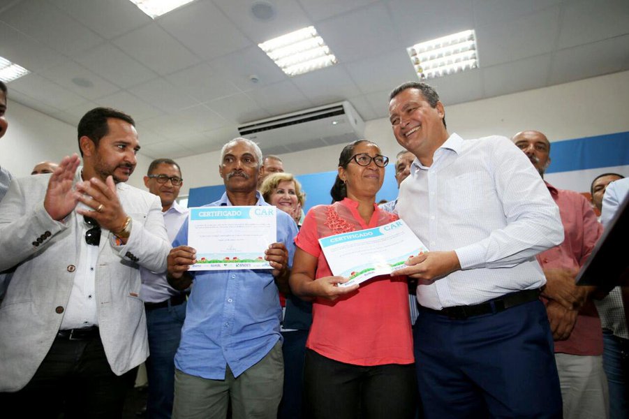 O governador Rui Costa entregou nesta segunda-feira n município de Jequié, no sudoeste baiano, uma nova sede da Coordenadoria Regional de Polícia Técnica, unidade que vai atender 24 municípios da região; Rui também inaugurou um posto SAC na cidade, com investimento de R$ 4 milhões; "Este é um prédio novo para atender com qualidade e dignidade a população de Jequié e dos municípios vizinhos. Lá atrás, nós tínhamos 18 unidades do SAC no interior e agora são 56 em 51 municípios. É a materialização do compromisso que eu assumi em expandir os serviços estaduais por todo o estado", afirmou o governador (Foto: Romulo Faro) O governador Rui Costa entregou nesta segunda-feira n município de Jequié, no sudoeste baiano, uma nova sede da Coordenadoria Regional de Polícia Técnica, unidade que vai atender 24 municípios da região; Rui também inaugurou um posto SAC na cidade, com investimento de R$ 4 milhões; "Este é um prédio novo para atender com qualidade e dignidade a população de Jequié e dos municípios vizinhos. Lá atrás, nós tínhamos 18 unidades do SAC no interior e agora são 56 em 51 municípios. É a materialização do compromisso que eu assumi em expandir os serviços estaduais por todo o estado", afirmou o governador