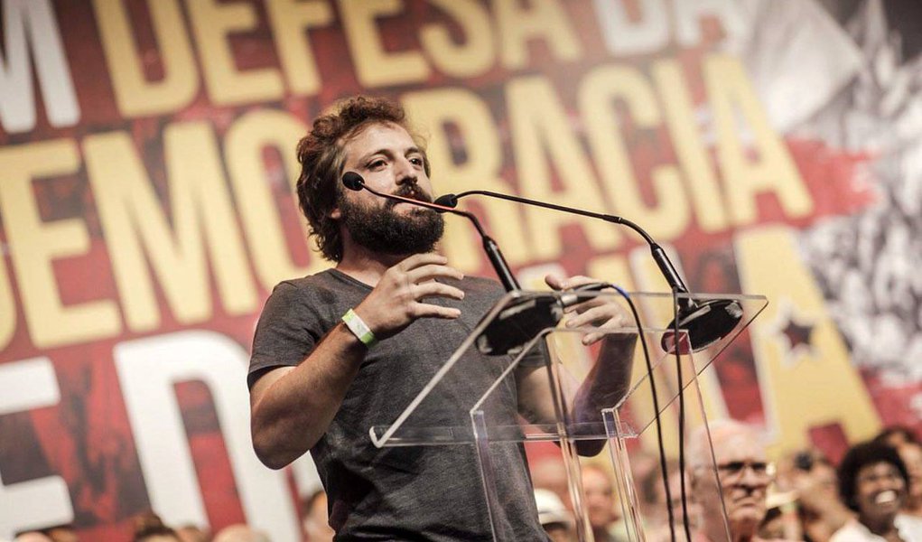 "A defesa dele é a defesa de um país inteiro. Não tem a ver com o fato de eu querer votar nele, eu não sei se vou votar nele, vai depender das alianças que ele fizer. Isso significa que eu quero decidir em quem eu vou votar, não um juiz em Porto Alegre. Em outubro, eu quero votar para presidente", disse Gregório Duvivier, no ato em defesa da democracia e de Lula, no Rio de Janeiro (Foto: Leonardo Attuch) "A defesa dele é a defesa de um país inteiro. Não tem a ver com o fato de eu querer votar nele, eu não sei se vou votar nele, vai depender das alianças que ele fizer. Isso significa que eu quero decidir em quem eu vou votar, não um juiz em Porto Alegre. Em outubro, eu quero votar para presidente", disse Gregório Duvivier, no ato em defesa da democracia e de Lula, no Rio de Janeiro