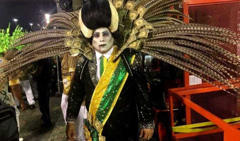 A escola pode até não vencer o disputado carnaval carioca, mas já causou frisson e constrangimento. Como registrou o crítico de televisão Maurício Stycer, do UOL, a Tuiuti deixou na defensiva os apresentadores da Globo – a principal protagonista do golpe dos corruptos que depôs Dilma Rousseff e alçou ao poder a quadrilha de Michel Temer (Foto: Altamiro Borges) A escola pode até não vencer o disputado carnaval carioca, mas já causou frisson e constrangimento. Como registrou o crítico de televisão Maurício Stycer, do UOL, a Tuiuti deixou na defensiva os apresentadores da Globo – a principal protagonista do golpe dos corruptos que depôs Dilma Rousseff e alçou ao poder a quadrilha de Michel Temer