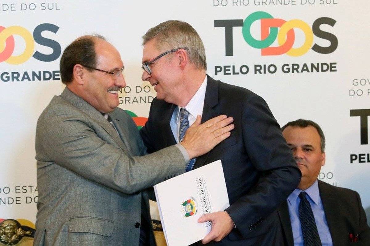 O CPERS Sindicato divulgou nota nesta segunda-feira (26), repudiando as declarações feitas pelo secretário estadual da Educação, Ronald Krummenauer, em entrevista ao jornal Zero Hora. Ao falar sobre a política educacional da atual gestão, o secretário disse que “se arrepende de não ter fechado mais escolas”; Krummenauer “pensa e age como empresário” e “não tem a visão pedagógica que a Secretaria de Educação precisaria”, diz a nota do CPERS (Foto: Charles Nisz) O CPERS Sindicato divulgou nota nesta segunda-feira (26), repudiando as declarações feitas pelo secretário estadual da Educação, Ronald Krummenauer, em entrevista ao jornal Zero Hora. Ao falar sobre a política educacional da atual gestão, o secretário disse que “se arrepende de não ter fechado mais escolas”; Krummenauer “pensa e age como empresário” e “não tem a visão pedagógica que a Secretaria de Educação precisaria”, diz a nota do CPERS