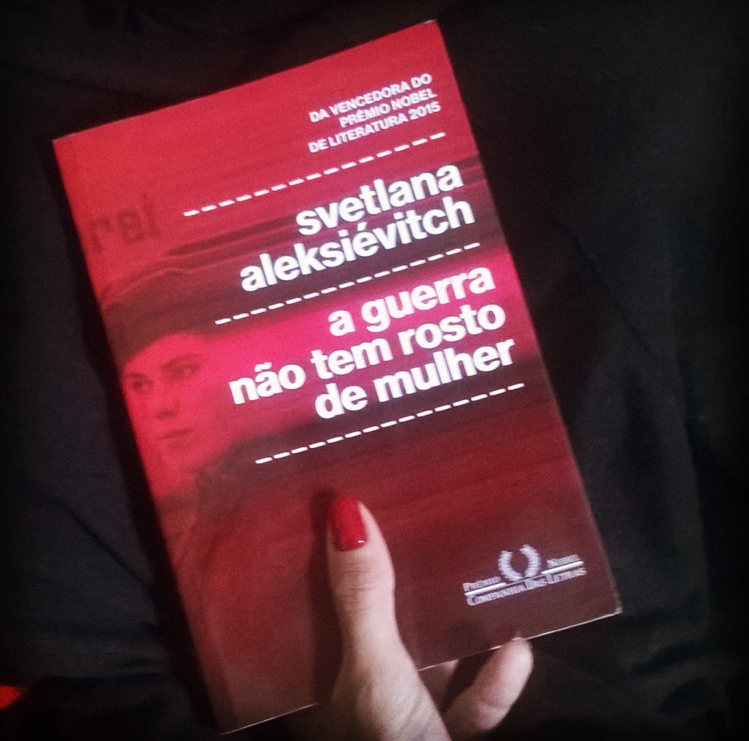 ‘Preciso de sua ajuda’, o homem me disse. ‘A dois quilômetros daqui, minha mulher está dando à luz. Comandante retrucou: ‘É na faixa neutra. Você sabe, não é seguro.’ ‘Uma mulher está parindo’ Se o inimigo notasse alguma coisa, lançaria projéteis em cima de nós. Mas, quando os soldados escutaram que a criança tinha nascido ... ‘Viva! Viva!’; Do livro “A guerra não tem rosto de mulher” (Foto: Urariano Mota) ‘Preciso de sua ajuda’, o homem me disse. ‘A dois quilômetros daqui, minha mulher está dando à luz. Comandante retrucou: ‘É na faixa neutra. Você sabe, não é seguro.’ ‘Uma mulher está parindo’ Se o inimigo notasse alguma coisa, lançaria projéteis em cima de nós. Mas, quando os soldados escutaram que a criança tinha nascido ... ‘Viva! Viva!’; Do livro “A guerra não tem rosto de mulher”