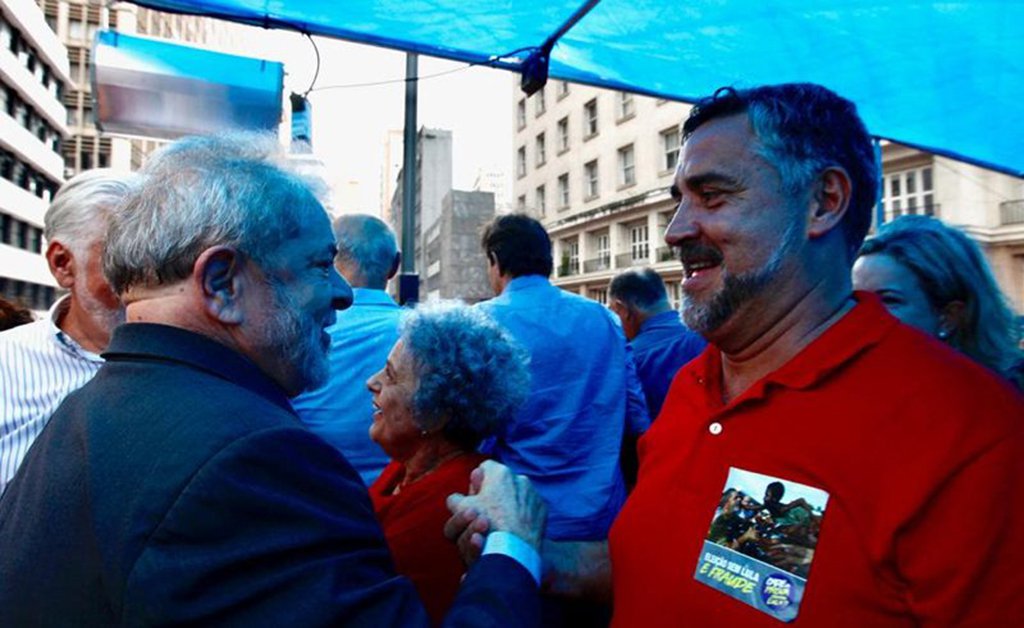 O líder da bancada do PT na Câmara, deputado Paulo Pimenta (PT-RS), no ato que reuniu mais de 60 mil pessoas em Porto Alegre, disse que o Brasil não pode aceitar a injustiça que querem fazer com o ex-presidente Lula, que está sendo julgado nesta quarta-feira (24); “E esse povo aqui veio abraçar Lula e dizer para o Brasil e ao mundo que Lula é inocente. Não aceitaremos que um juiz de primeira instância, sem legitimidade e isenção, com apoio da Rede Globo e de Dallagnoll(s), condenem Lula. Vocês serão julgados pela história como traidores do Brasil por perseguirem a maior liderança política do País" (Foto: Leonardo Lucena) O líder da bancada do PT na Câmara, deputado Paulo Pimenta (PT-RS), no ato que reuniu mais de 60 mil pessoas em Porto Alegre, disse que o Brasil não pode aceitar a injustiça que querem fazer com o ex-presidente Lula, que está sendo julgado nesta quarta-feira (24); “E esse povo aqui veio abraçar Lula e dizer para o Brasil e ao mundo que Lula é inocente. Não aceitaremos que um juiz de primeira instância, sem legitimidade e isenção, com apoio da Rede Globo e de Dallagnoll(s), condenem Lula. Vocês serão julgados pela história como traidores do Brasil por perseguirem a maior liderança política do País"