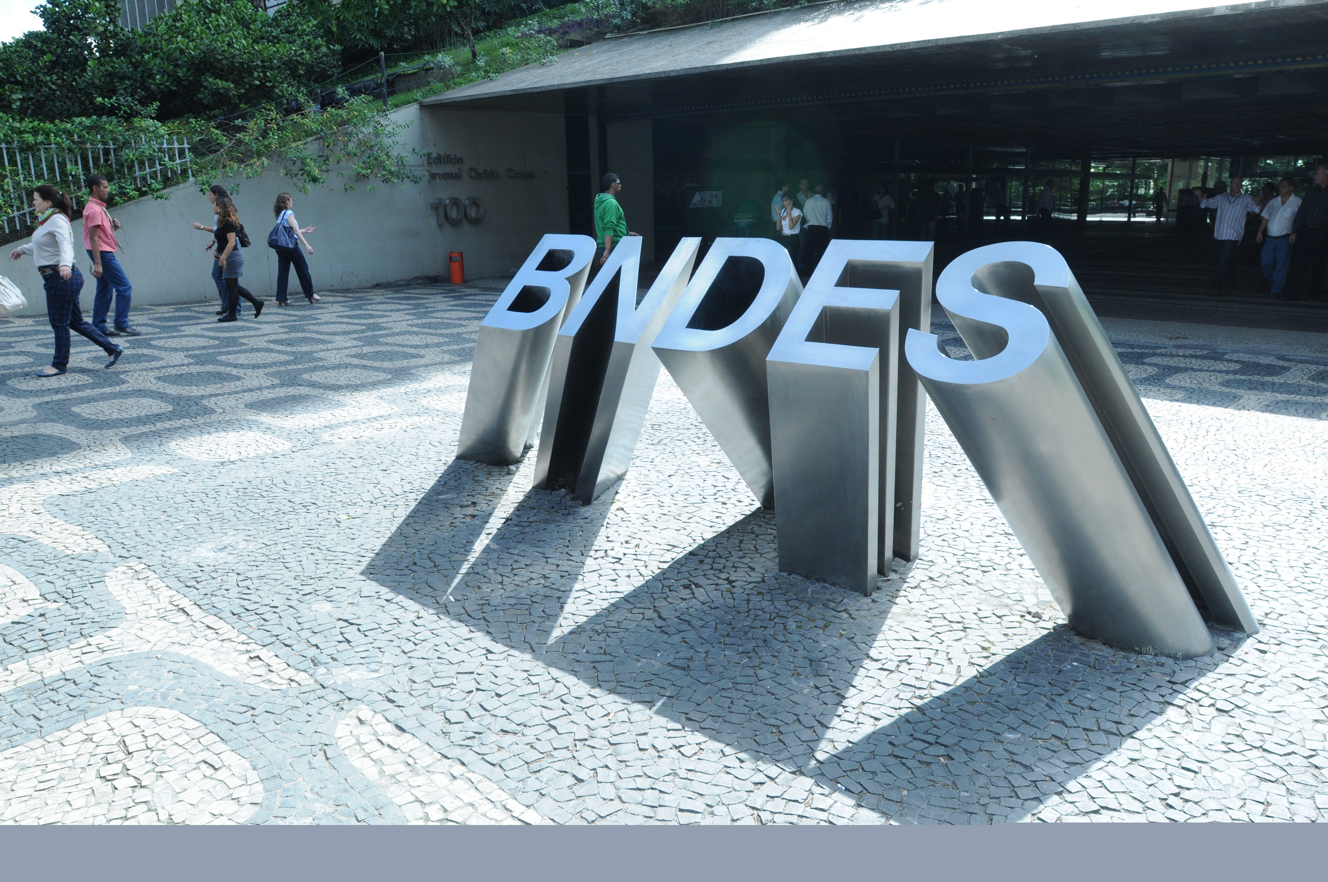 O Banco Nacional de Desenvolvimento Econômico e Social (BNDES) conseguiu renegociar R$ 1,2 bilhão da dívida de Minas Gerais, o que significa que o Estado de Minas ganhou uma prorrogação de 10 anos nos pagamentos, incluindo um prazo de carência de 4 anos; agora, são 14 os estados que tiveram suas dívidas renegociadas com o BNDES, totalizando R$ 9 bilhões (Foto: Voney Malta) O Banco Nacional de Desenvolvimento Econômico e Social (BNDES) conseguiu renegociar R$ 1,2 bilhão da dívida de Minas Gerais, o que significa que o Estado de Minas ganhou uma prorrogação de 10 anos nos pagamentos, incluindo um prazo de carência de 4 anos; agora, são 14 os estados que tiveram suas dívidas renegociadas com o BNDES, totalizando R$ 9 bilhões