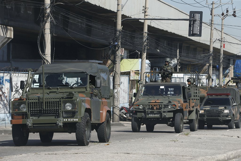 Rio de Janeiro - As Forças Armadas participam hoje (18) de uma operação conjunta com a Polícia Federal e as polícias estaduais na comunidade do Jacarezinho, na zona norte do Rio de Janeiro (Tânia Rêgo/Agência Brasil) (Foto: Leonardo Lucena) Rio de Janeiro - As Forças Armadas participam hoje (18) de uma operação conjunta com a Polícia Federal e as polícias estaduais na comunidade do Jacarezinho, na zona norte do Rio de Janeiro (Tânia Rêgo/Agência Brasil)