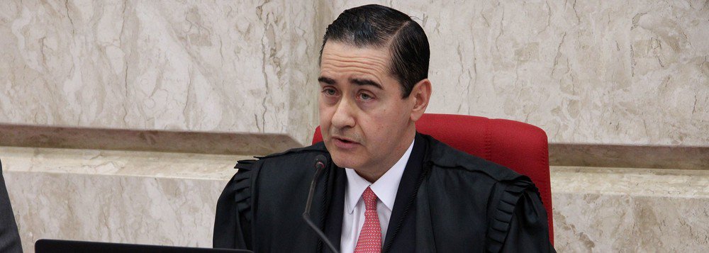 Dados internos do TRF4, presidido pelo desembargador Carlos Eduardo Thompson Flores, apontam uma soma de R$ 8 milhões para gastos com produções jornalísticas, serviços de áudio, vídeo e fotos; em 2013, os valores que o Tribunal reservou aos serviços jornalísticos e publicitários somaram aproximadamente R$ 3 milhões; em 2014 e 2015 o valor ficou em torno de R$ 7 milhões; no ano seguinte, as despesas chegaram a mais de R$ 12 milhões e, em 2017, foram empenhados quase R$ 15 milhões dos cofres públicos para os gastos com publicidade do tribunal, mas foram gastos R$ 8,6 milhões (Foto: Leonardo Lucena) Dados internos do TRF4, presidido pelo desembargador Carlos Eduardo Thompson Flores, apontam uma soma de R$ 8 milhões para gastos com produções jornalísticas, serviços de áudio, vídeo e fotos; em 2013, os valores que o Tribunal reservou aos serviços jornalísticos e publicitários somaram aproximadamente R$ 3 milhões; em 2014 e 2015 o valor ficou em torno de R$ 7 milhões; no ano seguinte, as despesas chegaram a mais de R$ 12 milhões e, em 2017, foram empenhados quase R$ 15 milhões dos cofres públicos para os gastos com publicidade do tribunal, mas foram gastos R$ 8,6 milhões