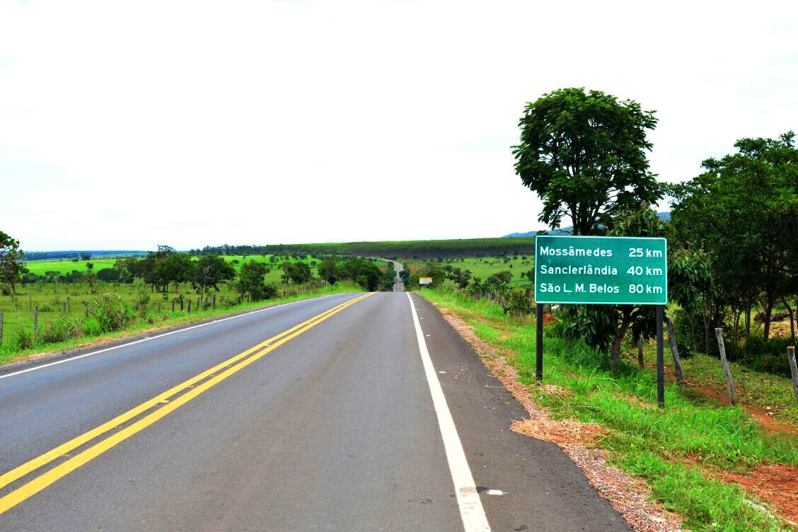 Com a entrega da reconstrução da rodovia estadual GO-164, Marconi resolve um antigo problema de integração de Mossâmedes e Sanclerlândia, porção do território com forte produção agropecuária, ao restante do território goiano; em breve, Mossâmedes também ganhará, ao norte, o reforço viário da duplicação da GO-070, entre a Cidade de Goiás e o trevo de acesso ao município; com as obras nas rodovias na região, o Governo de Goiás também facilita o acesso à Grande Goiânia e amplia a segurança de condutores e pedestres (Foto: José Barbacena) Com a entrega da reconstrução da rodovia estadual GO-164, Marconi resolve um antigo problema de integração de Mossâmedes e Sanclerlândia, porção do território com forte produção agropecuária, ao restante do território goiano; em breve, Mossâmedes também ganhará, ao norte, o reforço viário da duplicação da GO-070, entre a Cidade de Goiás e o trevo de acesso ao município; com as obras nas rodovias na região, o Governo de Goiás também facilita o acesso à Grande Goiânia e amplia a segurança de condutores e pedestres