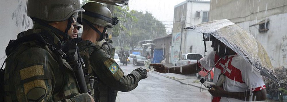 A Defensoria Pública do Estado do Rio informou que vai requerer às Forças Armadas informações pelas fotos de moradores da Vila Kennedy, na zona oeste, feitas por militares na operação no Rio; "Tem de haver transparência. Para onde estão sendo mandadas essas imagens? Isto remonta a práticas antigas, da ditadura", afirmou o defensor Daniel Lozoya; em texto assinado por outro defensor, o órgão também manifestou "sua veemente discordância com o 'fichamento' de moradores de comunidades fluminenses " (Foto: Leonardo Lucena) A Defensoria Pública do Estado do Rio informou que vai requerer às Forças Armadas informações pelas fotos de moradores da Vila Kennedy, na zona oeste, feitas por militares na operação no Rio; "Tem de haver transparência. Para onde estão sendo mandadas essas imagens? Isto remonta a práticas antigas, da ditadura", afirmou o defensor Daniel Lozoya; em texto assinado por outro defensor, o órgão também manifestou "sua veemente discordância com o 'fichamento' de moradores de comunidades fluminenses "