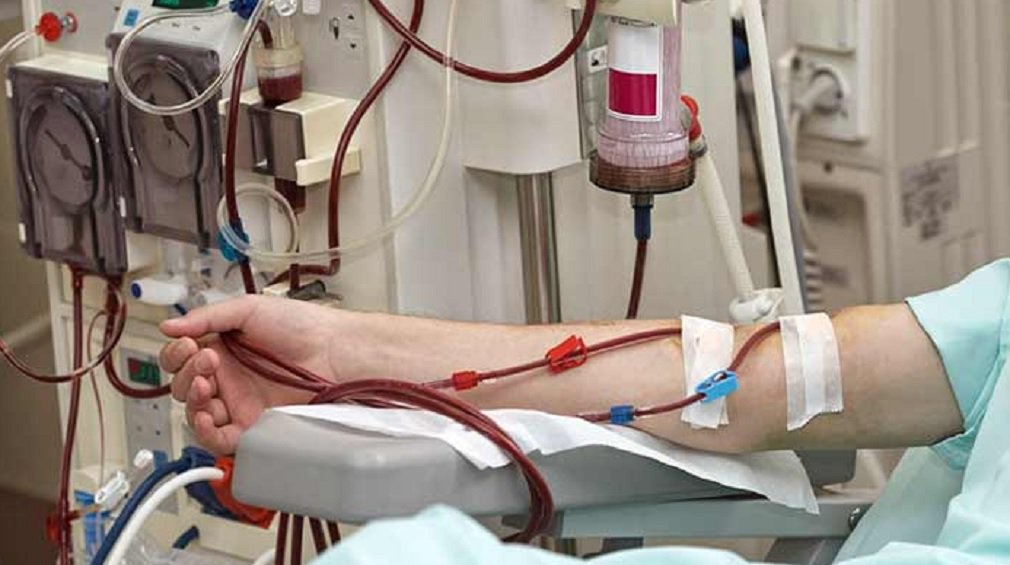 Pelo menos 500 moradores de Goiânia que sofrem de doença renal crônica (gradual perda das funções dos rins) devem ficar sem tratamento a partir desta terça-feira (6); isso porque a gestão do prefeito Iris Rezende (MDB) não faz o repasse dos recursos destinados à empresa que realiza o transporte desses pacientes há três meses; sem receber e sem qualquer posicionamento, o proprietário Alexandre Sebba decidiu suspender o serviço; “Todo o transporte está sendo bancado pela nossa empresa. O custo é muito alto, salário dos motoristas, manutenção nos veículos, combustível, chega um momento que não estamos mais dando conta de arcar”, lamentou (Foto: José Barbacena) Pelo menos 500 moradores de Goiânia que sofrem de doença renal crônica (gradual perda das funções dos rins) devem ficar sem tratamento a partir desta terça-feira (6); isso porque a gestão do prefeito Iris Rezende (MDB) não faz o repasse dos recursos destinados à empresa que realiza o transporte desses pacientes há três meses; sem receber e sem qualquer posicionamento, o proprietário Alexandre Sebba decidiu suspender o serviço; “Todo o transporte está sendo bancado pela nossa empresa. O custo é muito alto, salário dos motoristas, manutenção nos veículos, combustível, chega um momento que não estamos mais dando conta de arcar”, lamentou