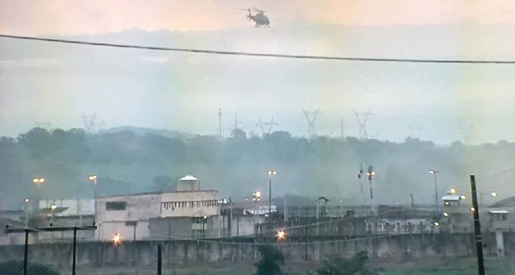Detentos do complexo prisional de Aparecida de Goiânia voltaram a realizar um motim na madrugada desta sexta-feira; foi a terceira vez que os presos do local se rebelaram em uma semana; na primeira ocasião, nove presos foram mortos; nos dois primeiros, no regime semiaberto; de acordo com a Secretaria de Segurança Pública, o novo motim foi controlado no início da manhã após intervenção do Grupo de Operações Penitenciárias Especiais (Gope), com apoio da Polícia Militar. Na ala do regime fechado, segundo a Diretoria-Geral de Administração Penitenciária de Goiás (DGAP), o presídio mantém 1,8 mil presos (Foto: José Barbacena) Detentos do complexo prisional de Aparecida de Goiânia voltaram a realizar um motim na madrugada desta sexta-feira; foi a terceira vez que os presos do local se rebelaram em uma semana; na primeira ocasião, nove presos foram mortos; nos dois primeiros, no regime semiaberto; de acordo com a Secretaria de Segurança Pública, o novo motim foi controlado no início da manhã após intervenção do Grupo de Operações Penitenciárias Especiais (Gope), com apoio da Polícia Militar. Na ala do regime fechado, segundo a Diretoria-Geral de Administração Penitenciária de Goiás (DGAP), o presídio mantém 1,8 mil presos