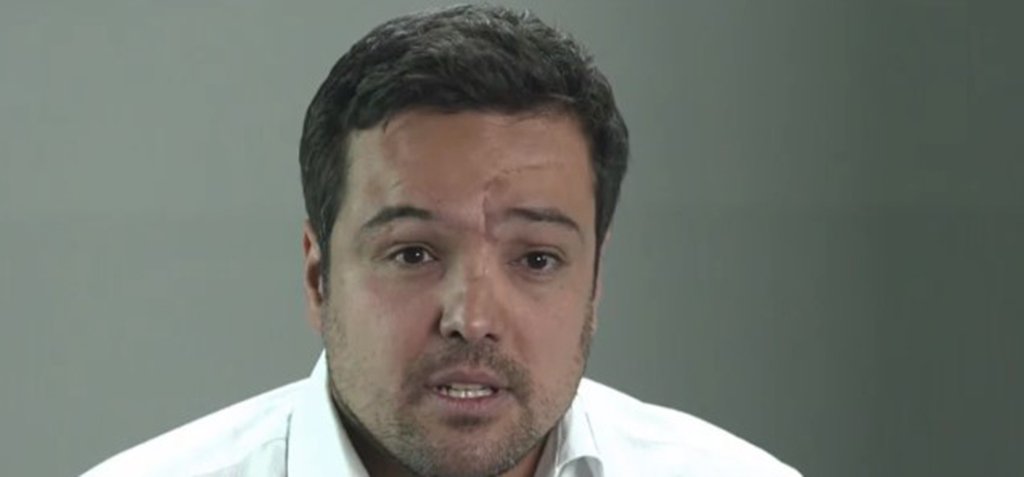 Ex-deputado estadual do Paraná Luiz Fernando Ribas Carli Filho (sem partido) foi condenado por duplo homicídio com dolo eventual a nove anos e quatro meses de prisão pelas mortes de Carlos Murilo de Almeida e Gilmar Rafael Souza Yared; segundo a denúncia do MP-PR, o carro Passat de Carli se deslocou em alta velocidade na avenida Monsenhor Ivo Zanlorenzi, no bairro Mossunguê, em Curitiba, e bateu no Honda Fit em que os dois jovens estavam; os dois morreram na hora, em 7 de maio de 2009 (Foto: Leonardo Lucena) Ex-deputado estadual do Paraná Luiz Fernando Ribas Carli Filho (sem partido) foi condenado por duplo homicídio com dolo eventual a nove anos e quatro meses de prisão pelas mortes de Carlos Murilo de Almeida e Gilmar Rafael Souza Yared; segundo a denúncia do MP-PR, o carro Passat de Carli se deslocou em alta velocidade na avenida Monsenhor Ivo Zanlorenzi, no bairro Mossunguê, em Curitiba, e bateu no Honda Fit em que os dois jovens estavam; os dois morreram na hora, em 7 de maio de 2009