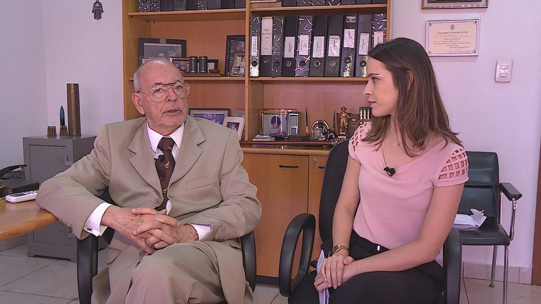 Reformulada, a nova Televisão Brasil Central (TBC) saiu na frente da concorrência com uma entrevista exclusiva com o ex-governador Irapuan Costa Junior na noite desta quarta-feira, horas antes dele assumir o cargo de secretário de Segurança Pública; na entrevista, Irapuan prometeu aproximar a polícia do cidadão, respondeu a perguntas da jornalista Denyse Parreira e da população; “Polícia e cidadão são parceiros na luta contra criminalidade. É preciso aproximá-los para combaterem juntos a violência”, afirma Irapuan (Foto: José Barbacena) Reformulada, a nova Televisão Brasil Central (TBC) saiu na frente da concorrência com uma entrevista exclusiva com o ex-governador Irapuan Costa Junior na noite desta quarta-feira, horas antes dele assumir o cargo de secretário de Segurança Pública; na entrevista, Irapuan prometeu aproximar a polícia do cidadão, respondeu a perguntas da jornalista Denyse Parreira e da população; “Polícia e cidadão são parceiros na luta contra criminalidade. É preciso aproximá-los para combaterem juntos a violência”, afirma Irapuan