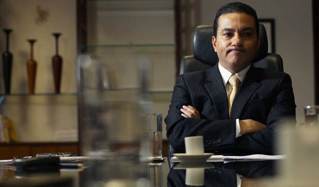 PF pediu ao relator da Lava Jato no STF, ministro Edson Fachin, que o processo contra o ex-ministro e presidente do PRB, Marcos Pereira, retorne à primeira instância; Pereira deixou o cargo no início de janeiro, o que fez com que perdesse o foro privilegiado; inquérito foi instaurado com base em delações premiadas de executivos da Odebrecht que relataram o pagamento de propinas para garantir o apoio de quatro partidos à campanha de Dilma Rousseff em 2010. Pereira teria recebido R$ 7 milhões para assegurar o apoio do partido na eleição (Foto: Paulo Emílio) PF pediu ao relator da Lava Jato no STF, ministro Edson Fachin, que o processo contra o ex-ministro e presidente do PRB, Marcos Pereira, retorne à primeira instância; Pereira deixou o cargo no início de janeiro, o que fez com que perdesse o foro privilegiado; inquérito foi instaurado com base em delações premiadas de executivos da Odebrecht que relataram o pagamento de propinas para garantir o apoio de quatro partidos à campanha de Dilma Rousseff em 2010. Pereira teria recebido R$ 7 milhões para assegurar o apoio do partido na eleição