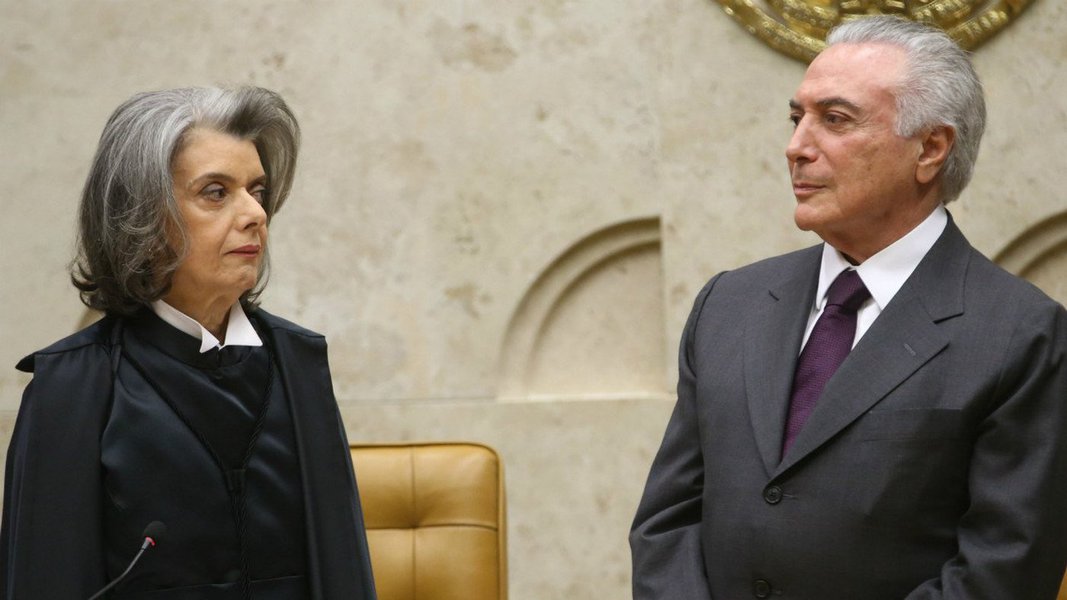 "Temer vai ter que enfiar a viola no caso no caso do indulto natalino. Seu ministro da Justiça, Torquato Jardim, chegou a dizer que o decreto, não podia ter sua legalidade contestada. "Não depende de vontade judicial nem de alvitre do Ministério Público", escreveu ele em artigo em O Globo", lembra Tereza Cruvinel em seu blog; "A presidente do STF, ministra Cármem Lúcia, entretanto, resolveu enquadrar Temer e conceder a liminar pedida pela Procuradora-Geral da República, Raquel Dodge, suspendendo os efeitos do decreto", completa Tereza (Foto: Tereza Cruvinel) "Temer vai ter que enfiar a viola no caso no caso do indulto natalino. Seu ministro da Justiça, Torquato Jardim, chegou a dizer que o decreto, não podia ter sua legalidade contestada. "Não depende de vontade judicial nem de alvitre do Ministério Público", escreveu ele em artigo em O Globo", lembra Tereza Cruvinel em seu blog; "A presidente do STF, ministra Cármem Lúcia, entretanto, resolveu enquadrar Temer e conceder a liminar pedida pela Procuradora-Geral da República, Raquel Dodge, suspendendo os efeitos do decreto", completa Tereza