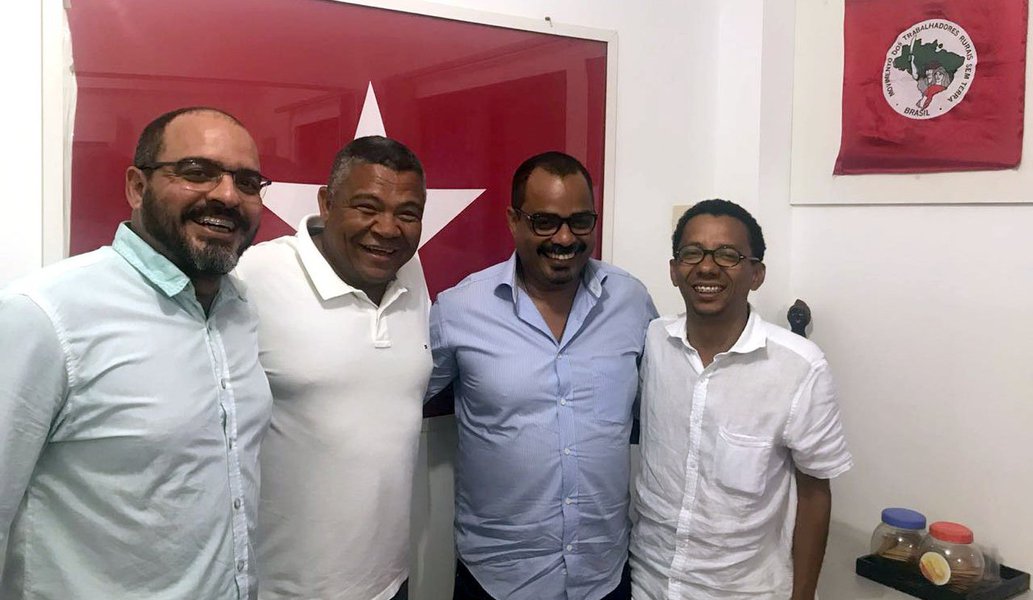 Em reunião nesta segunda-feira com o dirigente e com o presidente da União Geral dos Trabalhadores (UGT), Marcelo e Magno Lavigne, respectivamente, o deputado federal baiano Valmir Assunção (PT) voltou a criticar a reforma da Previdência; "A proposta afeta diretamente a população mais pobre do país, e os trabalhadores que deram sua vida pelo emprego e que não vão poder se aposentar por conta das sandices de Temer e seus aliados entreguistas", diz Valmir (Foto: Romulo Faro) Em reunião nesta segunda-feira com o dirigente e com o presidente da União Geral dos Trabalhadores (UGT), Marcelo e Magno Lavigne, respectivamente, o deputado federal baiano Valmir Assunção (PT) voltou a criticar a reforma da Previdência; "A proposta afeta diretamente a população mais pobre do país, e os trabalhadores que deram sua vida pelo emprego e que não vão poder se aposentar por conta das sandices de Temer e seus aliados entreguistas", diz Valmir