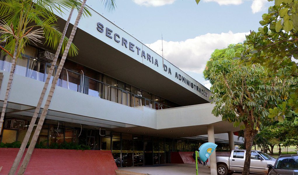 O governo do Tocantins quita, nesta quinta-feira (28) o 13º salário de outros 10.934 servidores do Executivo, com o pagamento de aproximadamente R$ 40 milhões; serão atendidos 86.09% do total de servidores, de acordo com o executivo; o dinheiro estará disponível na conta do beneficiário a partir da zero hora de sexta-feira (29), informou o secretário de Estado da Administração, Geferson Barros (Foto: Leonardo Lucena) O governo do Tocantins quita, nesta quinta-feira (28) o 13º salário de outros 10.934 servidores do Executivo, com o pagamento de aproximadamente R$ 40 milhões; serão atendidos 86.09% do total de servidores, de acordo com o executivo; o dinheiro estará disponível na conta do beneficiário a partir da zero hora de sexta-feira (29), informou o secretário de Estado da Administração, Geferson Barros