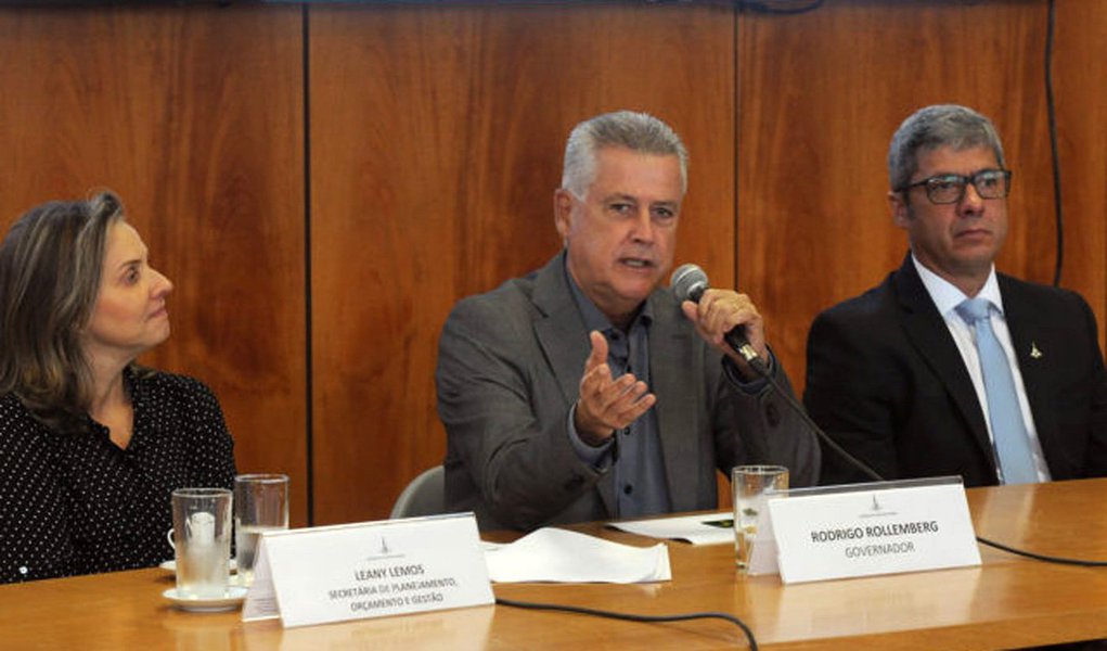 As duas propostas somam R$ 1,5 bilhão e destinam recursos para construção de escolas, manutenção de hospitais, nomeações, mobilidade e obras de urbanização; o governador Rodrigo Rollemberg apresentou as mudanças em entrevista coletiva nesta quinta-feira (11), no Palácio do Buriti (Foto: Charles Nisz) As duas propostas somam R$ 1,5 bilhão e destinam recursos para construção de escolas, manutenção de hospitais, nomeações, mobilidade e obras de urbanização; o governador Rodrigo Rollemberg apresentou as mudanças em entrevista coletiva nesta quinta-feira (11), no Palácio do Buriti