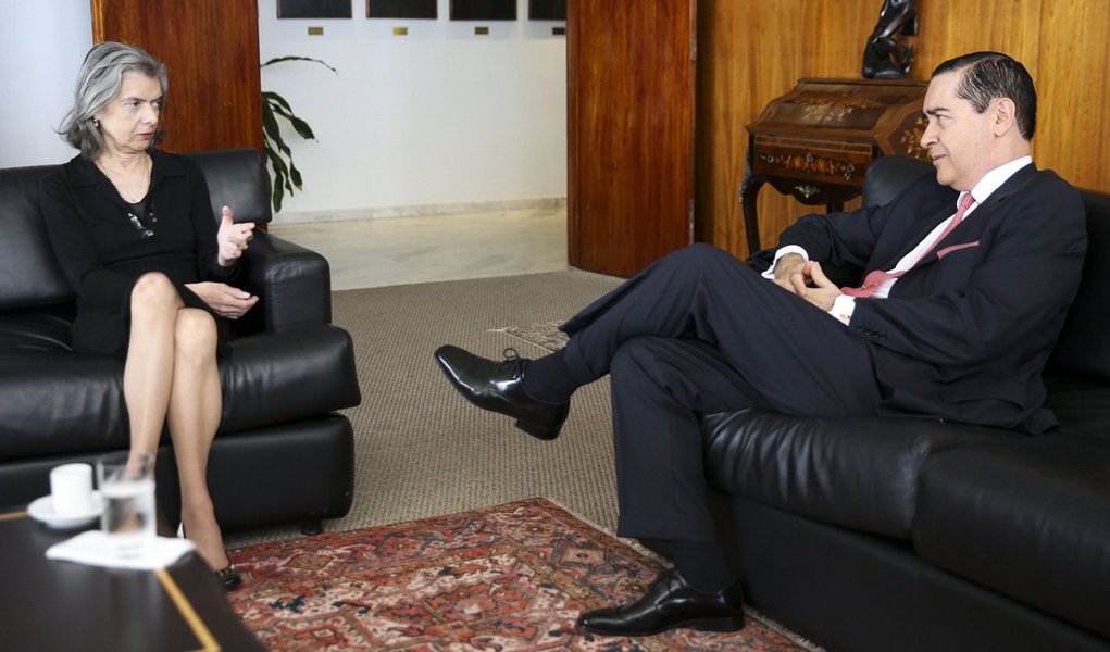 Presidente do TRF-4, desembargador Carlos Eduardo Thompson Flores, reuniu-se com a presidente do STF, ministra Cármen Lúcia, para falar sobre o julgamento do recurso de apelação do ex-presidente Luiz Inácio Lula da Silva, condenado a 9,6 anos de prisão pelo juiz Sérgio Moro no processo referente ao tríplex no Guarujá; no julgamento, marcado para o próximo dia 24, são esperados protestos nas imediações do tribunal e o próprio TRF-4, como medida preventiva de segurança, decidiu alterar o horário de expediente e suspender prazos processuais nos dias 23 e 24 de janeiro (Foto: Paulo Emílio) Presidente do TRF-4, desembargador Carlos Eduardo Thompson Flores, reuniu-se com a presidente do STF, ministra Cármen Lúcia, para falar sobre o julgamento do recurso de apelação do ex-presidente Luiz Inácio Lula da Silva, condenado a 9,6 anos de prisão pelo juiz Sérgio Moro no processo referente ao tríplex no Guarujá; no julgamento, marcado para o próximo dia 24, são esperados protestos nas imediações do tribunal e o próprio TRF-4, como medida preventiva de segurança, decidiu alterar o horário de expediente e suspender prazos processuais nos dias 23 e 24 de janeiro