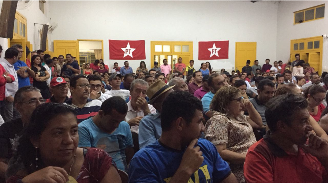Plenária do PT Ceará realizada nesta quinta (31), no Crato, deliberou pela criação de 300 comitês populares em defesa do ex-presidente Lula e da democracia em todo o Estado. O deputado José Guimarães (PT-CE), que comandou o evento, disse que “Lula será nosso candidato, custe o que custar”. “Eles estão pensando que barrar Lula irá calar os movimentos sociais, calar os pobres", afirmou (Foto: Rodrigo Rocha) Plenária do PT Ceará realizada nesta quinta (31), no Crato, deliberou pela criação de 300 comitês populares em defesa do ex-presidente Lula e da democracia em todo o Estado. O deputado José Guimarães (PT-CE), que comandou o evento, disse que “Lula será nosso candidato, custe o que custar”. “Eles estão pensando que barrar Lula irá calar os movimentos sociais, calar os pobres", afirmou