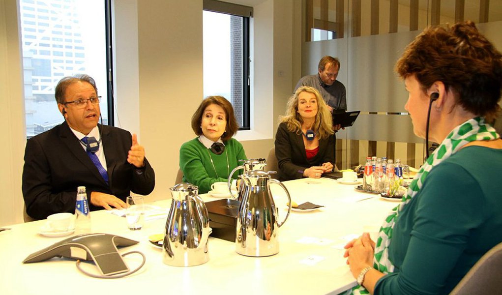 O governador Marcelo Miranda, acompanhado da embaixadora do Brasil na Holanda, Regina Dunlop, se reuniu, na Holanda, com a Chefe Global do Rabobank, Jacqueline Pieters e outros executivos da instituição financeira, para conhecer melhor a parceria da Fundação Rabobank com a Organização das Nações Unidas - Meio Ambiente que prevê investimentos de US$ 1 bilhão de dólares projetos de agricultura sustentável; programa deve conceder subsídios e créditos aos agricultores envolvidos na produção, processamento ou comércio de commodities agrícolas, baseado na sustentabilidade (Foto: Leonardo Lucena) O governador Marcelo Miranda, acompanhado da embaixadora do Brasil na Holanda, Regina Dunlop, se reuniu, na Holanda, com a Chefe Global do Rabobank, Jacqueline Pieters e outros executivos da instituição financeira, para conhecer melhor a parceria da Fundação Rabobank com a Organização das Nações Unidas - Meio Ambiente que prevê investimentos de US$ 1 bilhão de dólares projetos de agricultura sustentável; programa deve conceder subsídios e créditos aos agricultores envolvidos na produção, processamento ou comércio de commodities agrícolas, baseado na sustentabilidade