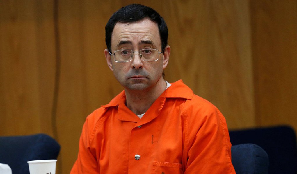 O ex-médico da equipe de ginástica dos Estados Unidos Larry Nassar foi condenado a uma pena adicional de 40 a 125 anos de prisão em um tribunal do Michigan nesta segunda-feira, por abusar sexualmente de jovens ginastas, após uma sentença anterior de até 175 anos de prisão imposta no último mês (Foto: Gisele Federicce) O ex-médico da equipe de ginástica dos Estados Unidos Larry Nassar foi condenado a uma pena adicional de 40 a 125 anos de prisão em um tribunal do Michigan nesta segunda-feira, por abusar sexualmente de jovens ginastas, após uma sentença anterior de até 175 anos de prisão imposta no último mês
