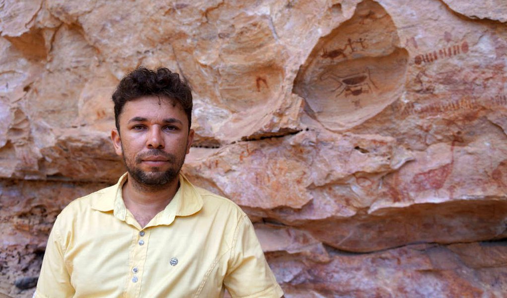 Vivendo sob o sol escaldante, enfrentando a seca e a fome na caatinga nordestina no interior do Piauí e dividindo os poucos alimentos providos pela mãe, uma lavradora, com nove irmãos, Iderlan de Souza, 31 anos, passou em primeiro lugar no mestrado da Universidade de Trás-os-Montes e Alto Douro (UTAD), em Portugal; o curso, de arqueologia pré-histórica e arte rupestre, é formado por um consórcio de seis universidades europeias e faz parte do programa Erasmus Mundus (Foto: Voney Malta) Vivendo sob o sol escaldante, enfrentando a seca e a fome na caatinga nordestina no interior do Piauí e dividindo os poucos alimentos providos pela mãe, uma lavradora, com nove irmãos, Iderlan de Souza, 31 anos, passou em primeiro lugar no mestrado da Universidade de Trás-os-Montes e Alto Douro (UTAD), em Portugal; o curso, de arqueologia pré-histórica e arte rupestre, é formado por um consórcio de seis universidades europeias e faz parte do programa Erasmus Mundus