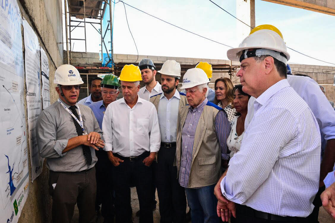 O governador Marconi Perillo, o vice-governador Zé Eliton, os ministros Alexandre Baldy e Moreira Franco e o governador Rodrigo Rollemberg (DF) vistoriaram hoje a Estação de Tratamento de Água de Valparaíso de Goiás, do Sistema Produtor Corumbá IV, que vai fornecer água para municípios goianos do Entorno e da região do Distrito Federal pelos próximos 30 anos; num primeiro momento, 1,3 milhão de pessoas serão beneficiadas (50% em Goiás e 50% no Distrito Federal) e, na segunda etapa, 2,5 milhões serão atendidas; Corumbá IV, orçada em R$ 550 milhões, divididos de forma igualitária entre os governos de Goiás, Distrito Federal, com aporte da União, dará vazão a cerca de 30% do total captado hoje no DF (Foto: José Barbacena) O governador Marconi Perillo, o vice-governador Zé Eliton, os ministros Alexandre Baldy e Moreira Franco e o governador Rodrigo Rollemberg (DF) vistoriaram hoje a Estação de Tratamento de Água de Valparaíso de Goiás, do Sistema Produtor Corumbá IV, que vai fornecer água para municípios goianos do Entorno e da região do Distrito Federal pelos próximos 30 anos; num primeiro momento, 1,3 milhão de pessoas serão beneficiadas (50% em Goiás e 50% no Distrito Federal) e, na segunda etapa, 2,5 milhões serão atendidas; Corumbá IV, orçada em R$ 550 milhões, divididos de forma igualitária entre os governos de Goiás, Distrito Federal, com aporte da União, dará vazão a cerca de 30% do total captado hoje no DF