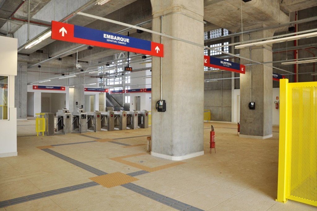 A partir do sábado (3), quem conta com o Metrô de Porto Alegre como meio de transporte deverá pagar o reajuste de 94% aprovado pelo Ministério das Cidades; desde 2008, a tarifa do Trensurb se mantinha em R$ 1,70; com o acréscimo, ela passa para R$ 3,30; em julho do ano passado, a porcentagem especulada para o aumento correspondia a 47% (Foto: Leonardo Lucena) A partir do sábado (3), quem conta com o Metrô de Porto Alegre como meio de transporte deverá pagar o reajuste de 94% aprovado pelo Ministério das Cidades; desde 2008, a tarifa do Trensurb se mantinha em R$ 1,70; com o acréscimo, ela passa para R$ 3,30; em julho do ano passado, a porcentagem especulada para o aumento correspondia a 47%
