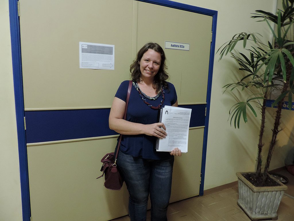 A brasileira Karina Biondi, professora da Universidade Estadual do Maranhão (UEMA), venceu o prêmio de melhor livro de 2017 da Associação para a Antropologia Política e Jurídica (APLA na sigla em inglês); em discurso de agradecimento, a autora disse que “a expansão do ensino e pesquisa no Brasil promovido pelo Governo Lula” foi o que a permitiu cursar uma pós-graduação; Karina denunciou o ataque à educação no Brasil promovido pelo governo Temer; “Infelizmente, essas condições de possibilidade que tornaram este prêmio possível estão neste exato momento ameaçadas” (Foto: Leonardo Lucena) A brasileira Karina Biondi, professora da Universidade Estadual do Maranhão (UEMA), venceu o prêmio de melhor livro de 2017 da Associação para a Antropologia Política e Jurídica (APLA na sigla em inglês); em discurso de agradecimento, a autora disse que “a expansão do ensino e pesquisa no Brasil promovido pelo Governo Lula” foi o que a permitiu cursar uma pós-graduação; Karina denunciou o ataque à educação no Brasil promovido pelo governo Temer; “Infelizmente, essas condições de possibilidade que tornaram este prêmio possível estão neste exato momento ameaçadas”