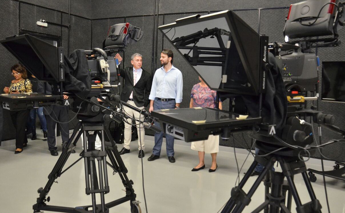 A coluna Giro, do jornal O Popular, informa nesta quarta-feira que a Agência Brasil Central (ABC) vai virar empresa; alteração dará maior autonomia financeira para a ABC, que hoje é uma autarquia e poderá, por exemplo, receber recursos destinados à veiculação de mídia oficial nas emissoras de rádio (RBC) e TV (TBC); mudança na estrutura administrativa se soma à adoção da nova linha editorial no jornalismo, que agora prioriza interatividade, cobertura de fatos em tempo real, prestação de serviços e participação popular; reformulação é comandada pelo presidente da ABC, João Bosco Bittencourt (Foto: José Barbacena) A coluna Giro, do jornal O Popular, informa nesta quarta-feira que a Agência Brasil Central (ABC) vai virar empresa; alteração dará maior autonomia financeira para a ABC, que hoje é uma autarquia e poderá, por exemplo, receber recursos destinados à veiculação de mídia oficial nas emissoras de rádio (RBC) e TV (TBC); mudança na estrutura administrativa se soma à adoção da nova linha editorial no jornalismo, que agora prioriza interatividade, cobertura de fatos em tempo real, prestação de serviços e participação popular; reformulação é comandada pelo presidente da ABC, João Bosco Bittencourt