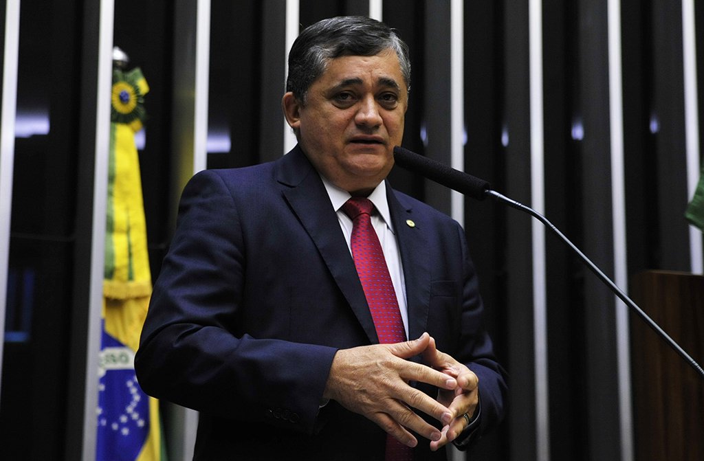 Deputado José Guimarães (PT-CE), líder da Minoria na Câmara, informou que haverá uma reunião do Conselho da República, órgão de consulta da presidência da República, para questionar as razões da intervenção na segurança do Rio anunciada por Michel Temer; "O que está por trás. Qual objetivo? Vai fazer esta intervenção em todos os entes da Federação? Por que não convocou o Conselho da República para discutir o assunto? Até porque, em um momento de crise institucional, no mínimo o presidente deveria convocar os governadores e discutir uma saída para todos os estados" (Foto: Leonardo Lucena) Deputado José Guimarães (PT-CE), líder da Minoria na Câmara, informou que haverá uma reunião do Conselho da República, órgão de consulta da presidência da República, para questionar as razões da intervenção na segurança do Rio anunciada por Michel Temer; "O que está por trás. Qual objetivo? Vai fazer esta intervenção em todos os entes da Federação? Por que não convocou o Conselho da República para discutir o assunto? Até porque, em um momento de crise institucional, no mínimo o presidente deveria convocar os governadores e discutir uma saída para todos os estados"