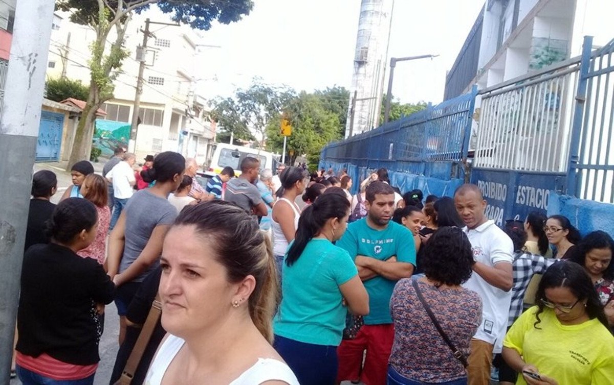 Familiares reclamam desde novembro de sofrer pressão da Prefeitura de São Paulo para trocar os filhos de escola, e assim não perder o benefício; a maior parte das crianças teve o benefício mantido, mas pelo menos duas escolas tiveram cerca de 600 alunos excluídos do programa (Foto: Charles Nisz) Familiares reclamam desde novembro de sofrer pressão da Prefeitura de São Paulo para trocar os filhos de escola, e assim não perder o benefício; a maior parte das crianças teve o benefício mantido, mas pelo menos duas escolas tiveram cerca de 600 alunos excluídos do programa