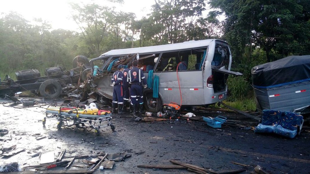 O acidente aconteceu na BR-251, em Grão Mogol, no Norte de Minas; de acordo com Samu e os Bombeiros, 11 pessoas estão em estado grave, uma em estado gravíssimo e 27 sofreram ferimentos leves; as coalizações envolveram sete veículos, sendo um caminhão que fazia o transporte de outro caminhão, duas carretas, dois micro-ônibus, duas carretas e uma van (Foto: Leonardo Lucena) O acidente aconteceu na BR-251, em Grão Mogol, no Norte de Minas; de acordo com Samu e os Bombeiros, 11 pessoas estão em estado grave, uma em estado gravíssimo e 27 sofreram ferimentos leves; as coalizações envolveram sete veículos, sendo um caminhão que fazia o transporte de outro caminhão, duas carretas, dois micro-ônibus, duas carretas e uma van