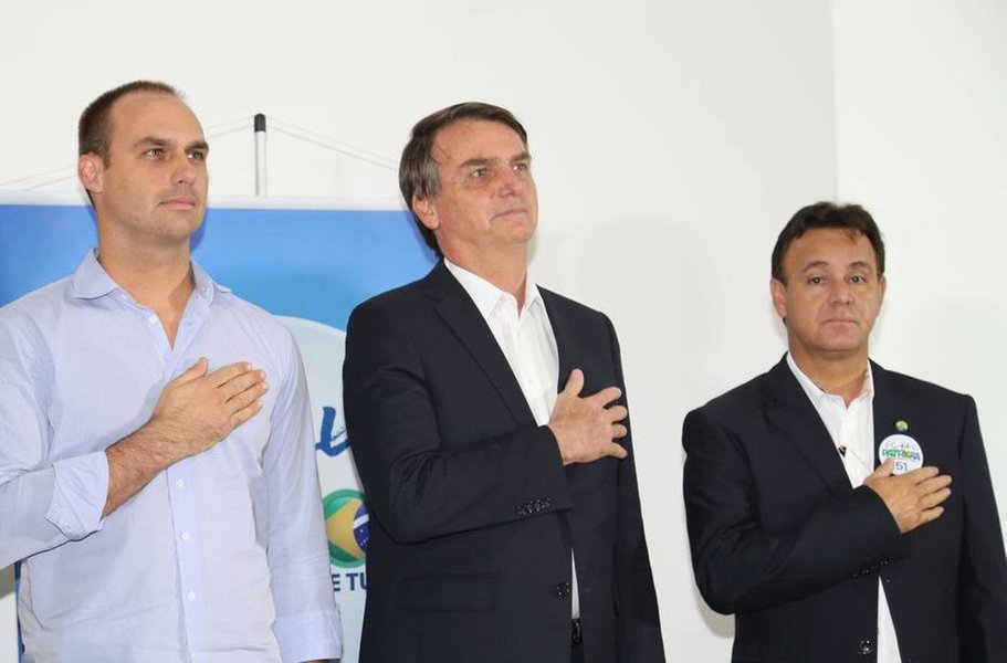 O presidente do PEN-Patriota, Adilson Barroso, se disse “aliviado” com a desistência de Jair Bolsonaro (PSC-RJ) de ser candidato por sua legenda; o PEN mudou de nome e havia dado 20 diretórios estaduais para o grupo de Bolsonaro; o deputado federal deverá ser candidato pelo PSL (Foto: Charles Nisz) O presidente do PEN-Patriota, Adilson Barroso, se disse “aliviado” com a desistência de Jair Bolsonaro (PSC-RJ) de ser candidato por sua legenda; o PEN mudou de nome e havia dado 20 diretórios estaduais para o grupo de Bolsonaro; o deputado federal deverá ser candidato pelo PSL
