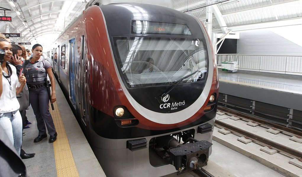 Passagem de ônibus sofrerá acréscimo de R$ 0,10 a partir desta terça-feira (2); atualmente de R$ 3,60, a tarifa será reajustada para R$ 3,70, como confirmado pelo prefeito ACM Neto, durante o Festival Virada Salvador 2018; valor será automaticamente adotado pelo metrô, devido a acordo entre a prefeitura e a CCR Metrô Bahia (Foto: Paulo Emílio) Passagem de ônibus sofrerá acréscimo de R$ 0,10 a partir desta terça-feira (2); atualmente de R$ 3,60, a tarifa será reajustada para R$ 3,70, como confirmado pelo prefeito ACM Neto, durante o Festival Virada Salvador 2018; valor será automaticamente adotado pelo metrô, devido a acordo entre a prefeitura e a CCR Metrô Bahia