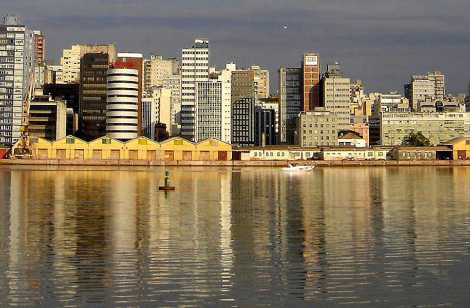 Por conta do julgamento dos recursos do ex-presidente Lula pelo TRF-4, Porto Alegre, cuja população é de 1,5 milhão de habitantes, espera receber mais de 50 mil visitantes até o dia 24; o movimento, ironicamente, faz lembrar o grande crescimento que a indústria do turismo teve nos anos em que Lula foi presidente (Foto: Charles Nisz) Por conta do julgamento dos recursos do ex-presidente Lula pelo TRF-4, Porto Alegre, cuja população é de 1,5 milhão de habitantes, espera receber mais de 50 mil visitantes até o dia 24; o movimento, ironicamente, faz lembrar o grande crescimento que a indústria do turismo teve nos anos em que Lula foi presidente