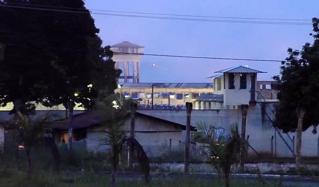 Uma nova rebelião ocorre nesta sexta-feira (5) no Complexo Prisional de Aparecida de Goiânia, na região metropolitana de Goiânia. Desta vez, na Penitenciária Odenir Guimarães (POG); segundo informações do Corpo de Bombeiros de Goiás, nesta madrugada a corporação recebeu um chamado e deslocou para a unidade prisional duas viaturas, como prevenção para o caso de um incêndio; no local ocorre uma grande movimentação policial (Foto: Aquiles Lins) Uma nova rebelião ocorre nesta sexta-feira (5) no Complexo Prisional de Aparecida de Goiânia, na região metropolitana de Goiânia. Desta vez, na Penitenciária Odenir Guimarães (POG); segundo informações do Corpo de Bombeiros de Goiás, nesta madrugada a corporação recebeu um chamado e deslocou para a unidade prisional duas viaturas, como prevenção para o caso de um incêndio; no local ocorre uma grande movimentação policial