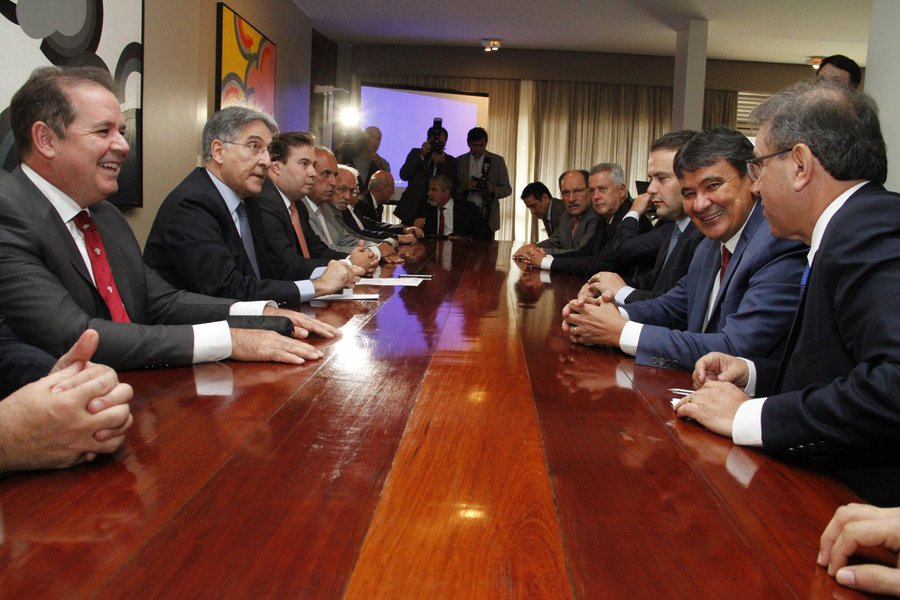O governador do Piauí, Wellington Dias (PT), foi à Brasília para se reunir com outros cinco governadores e o presidente da Câmara dos Deputados, Rodrigo Maia (DEM-RJ); na pauta da reunião, a aprovação do projeto de securitização das dívidas ativas dos estados, reforma da previdência e a criação do fundo único de segurança pública, dentre outros temas (Foto: Charles Nisz) O governador do Piauí, Wellington Dias (PT), foi à Brasília para se reunir com outros cinco governadores e o presidente da Câmara dos Deputados, Rodrigo Maia (DEM-RJ); na pauta da reunião, a aprovação do projeto de securitização das dívidas ativas dos estados, reforma da previdência e a criação do fundo único de segurança pública, dentre outros temas