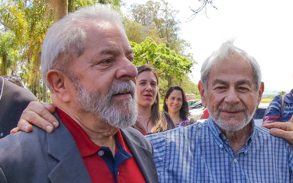 O escritor Raduan Nassar esteve nesta quinta-feira na Casa de Portugal, em São Paulo, para apoiar e prestigiar o ato em apoio ao ex-presidente Lula; "Só o Lula que pode arrumar o país. Com o tempo o povo brasileiro vai se dar conta da perda que é este governo ilegítimo que está ai. Estou sempre ao lado do Lula, apesar de não ser petista. Eu sou lulista", disse o escritor (Foto: Romulo Faro) O escritor Raduan Nassar esteve nesta quinta-feira na Casa de Portugal, em São Paulo, para apoiar e prestigiar o ato em apoio ao ex-presidente Lula; "Só o Lula que pode arrumar o país. Com o tempo o povo brasileiro vai se dar conta da perda que é este governo ilegítimo que está ai. Estou sempre ao lado do Lula, apesar de não ser petista. Eu sou lulista", disse o escritor