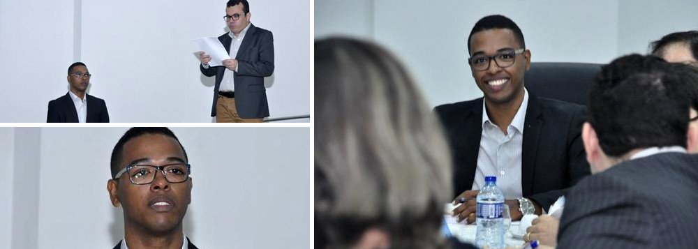 O piauiense Guilherme Lopes, de 26 anos, se tornou na última sexta-feira (9) o mais jovem doutor do Brasil; ele teve sua tese de doutorado em biotecnologia aprovada na UFPI, em Parnaíba; filho de costureira e pedreiro, moradores de Piripiri (PI), Guilherme foi de escola pública, usou a nota do Enem no Prouni e passou um ano na Espanha, aperfeiçoando sua pesquisa no Departamento de Farmacologia da Universidad de Sevilla, por meio de um bolsa do programa Ciência sem Fronteiras, criado pela presidente Dilma Rousseff; sucesso de Guilherme Lopes reflete as mudanças feitas com investimentos públicos na Educação; caso foi destacado pelo ex-presidente Lula em sua página
(Foto: Aquiles Lins)
O piauiense Guilherme Lopes, de 26 anos, se tornou na última sexta-feira (9) o mais jovem doutor do Brasil; ele teve sua tese de doutorado em biotecnologia aprovada na UFPI, em Parnaíba; filho de costureira e pedreiro, moradores de Piripiri (PI), Guilherme foi de escola pública, usou a nota do Enem no Prouni e passou um ano na Espanha, aperfeiçoando sua pesquisa no Departamento de Farmacologia da Universidad de Sevilla, por meio de um bolsa do programa Ciência sem Fronteiras, criado pela presidente Dilma Rousseff; sucesso de Guilherme Lopes reflete as mudanças feitas com investimentos públicos na Educação; caso foi destacado pelo ex-presidente Lula em sua página