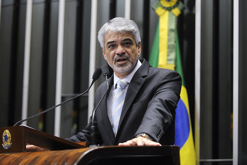 O líder da Oposição no Senado, Humberto Costa (PT), criticou a ausência da faixa presidencial no personagem "Vampirão", da escola de samba Paraíso do Tuiuti; "Com disse o nobre jornalista Fernando Brito, claro que a faixa é uma irrelevância. Mas a misteriosa ordem para tirá-la, é. Revela que começa a existir aquela sombra de medo que, ao se projetar sobre as pessoas comuns, aumenta o tamanho das almas minúsculas do autoritarismo", escreveu o petista no Twitter (Foto: Leonardo Lucena) O líder da Oposição no Senado, Humberto Costa (PT), criticou a ausência da faixa presidencial no personagem "Vampirão", da escola de samba Paraíso do Tuiuti; "Com disse o nobre jornalista Fernando Brito, claro que a faixa é uma irrelevância. Mas a misteriosa ordem para tirá-la, é. Revela que começa a existir aquela sombra de medo que, ao se projetar sobre as pessoas comuns, aumenta o tamanho das almas minúsculas do autoritarismo", escreveu o petista no Twitter