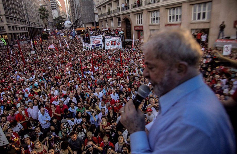 O judiciário, ao abrir mão da sua credibilidade como instância imparcial, ao condenar a si mesmo, perde sua autoridade para se fazer respeitado. Perde a legitimidade que separava o "cumpra-se" da força bruta (Foto: Liana Cirne Lins) O judiciário, ao abrir mão da sua credibilidade como instância imparcial, ao condenar a si mesmo, perde sua autoridade para se fazer respeitado. Perde a legitimidade que separava o "cumpra-se" da força bruta