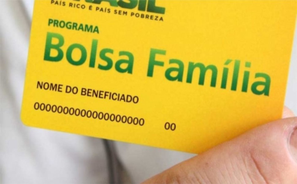 Dados do Ministério do Desenvolvimento Social (MDS) apontam que 38% da população alagoana depende do Bolsa Família; com este índice, o estado ocupa o sexto lugar no ranking nacional; através do mapa estatístico, nas Regiões Norte e Nordeste, percebe-se que o estado do Maranhão ocupa a primeira posição (48%), seguido pelos estados do Acre e Piauí (43%); o Pará e Paraíba perfazem 39%, além de Amazonas, Bahia e Ceará (todos com 37%) e Sergipe e Pernambuco (ambos com 36%) (Foto: Voney Malta) Dados do Ministério do Desenvolvimento Social (MDS) apontam que 38% da população alagoana depende do Bolsa Família; com este índice, o estado ocupa o sexto lugar no ranking nacional; através do mapa estatístico, nas Regiões Norte e Nordeste, percebe-se que o estado do Maranhão ocupa a primeira posição (48%), seguido pelos estados do Acre e Piauí (43%); o Pará e Paraíba perfazem 39%, além de Amazonas, Bahia e Ceará (todos com 37%) e Sergipe e Pernambuco (ambos com 36%)