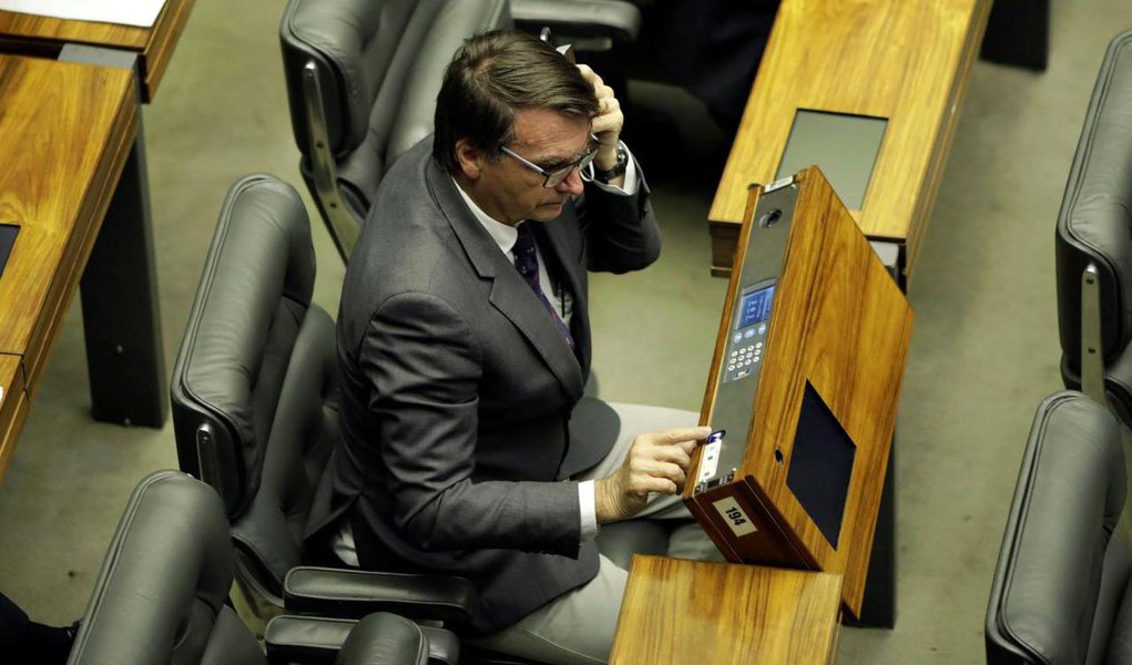 Deputado e pré-candidato à Presidência da República pelo PSL-RJ, Jair Bolsonaro (PSL-RJ), anunciou, nas redes sociais, que teria economizado R$ 1,2 milhão em dinheiro público nos últimos oito anos de mandato na Câmara; de acordo com uma publicação em sua página oficial no Facebook, entre 2010 e 2017, o parlamentar teria usado somente R$ 1,7 milhão do total de R$ 3 milhões a que teria direito para cobrir gastos como combustível, passagens aéreas, telefonia, serviços postais, entre outros; dados oficiais divulgados pela Câmara, no entanto, apontam que o congressista gastou R$ 2.495.056,70 entre janeiro de 2010 e dezembro de 2017, valor é 44,6% superior aos R$ 1.725.639,16 divulgados pela página dele (Foto: Leonardo Lucena) Deputado e pré-candidato à Presidência da República pelo PSL-RJ, Jair Bolsonaro (PSL-RJ), anunciou, nas redes sociais, que teria economizado R$ 1,2 milhão em dinheiro público nos últimos oito anos de mandato na Câmara; de acordo com uma publicação em sua página oficial no Facebook, entre 2010 e 2017, o parlamentar teria usado somente R$ 1,7 milhão do total de R$ 3 milhões a que teria direito para cobrir gastos como combustível, passagens aéreas, telefonia, serviços postais, entre outros; dados oficiais divulgados pela Câmara, no entanto, apontam que o congressista gastou R$ 2.495.056,70 entre janeiro de 2010 e dezembro de 2017, valor é 44,6% superior aos R$ 1.725.639,16 divulgados pela página dele