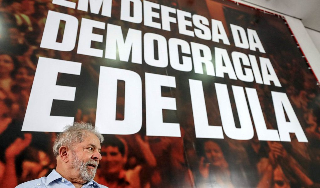 Lançado candidato à presidência da República um dia depois do TRF-4 condená-lo sem provas, o ex-presidente Lula voltou a afirmar que estará na campanha eleitoral deste ano; "O que está sendo julgado é a forma que nós governamos esse país. É a tentativa de criminalizar uma organização política que colocou o pobre pela primeira vez no centro da discussão social", disse; "O Lula é apenas a ponta de lança que eles querem tirar do jogo. Sou um cidadão que acredita nas instituições. Nós vamos recorrer naquilo que for possível recorrer e batalhar até o final"; assista ao discurso (Foto: Aquiles Lins) Lançado candidato à presidência da República um dia depois do TRF-4 condená-lo sem provas, o ex-presidente Lula voltou a afirmar que estará na campanha eleitoral deste ano; "O que está sendo julgado é a forma que nós governamos esse país. É a tentativa de criminalizar uma organização política que colocou o pobre pela primeira vez no centro da discussão social", disse; "O Lula é apenas a ponta de lança que eles querem tirar do jogo. Sou um cidadão que acredita nas instituições. Nós vamos recorrer naquilo que for possível recorrer e batalhar até o final"; assista ao discurso